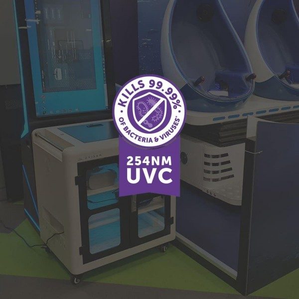 UVISAN VR 12 Desinfektionsschrank für VR-Helme und Zubehör tötet zu 99,99% Viren und Bakterien. Immersive display.