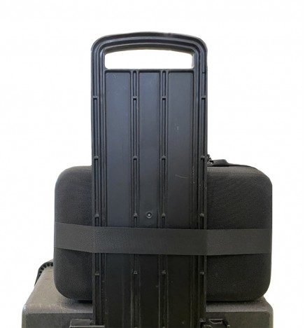 Valise de transport pour casque vr Oculus Meta Quest 2 et leurs accessoires avec système d'attache pour poser sur la valise