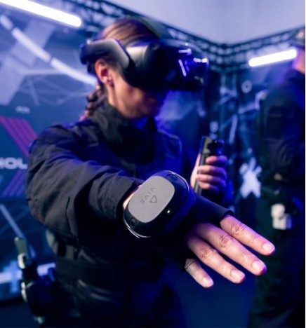 Réalité virtuelle : le HTC Vive Ultimate Tracker veut rendre l'expérience  VR toujours plus immersive